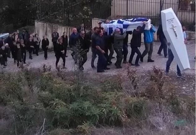 Στους Βουλιαράτες η σορός του ήρωα Κατσίφα – Αντηχεί σε όλη τη Βόρεια Ήπειρο ο σπαραγμός της μάνας – Συγκλονιστικό βίντεο